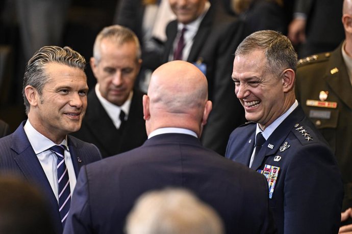 15 de outubro de 2025: O Secretário de Guerra dos EUA, Pete Hegseth (R), e Alexus Gregory Grynkewich, general da Força Aérea dos Estados Unidos e comandante do Comando Europeu dos Estados Unidos, antes da reunião dos Ministros da Defesa na sede da OTAN em