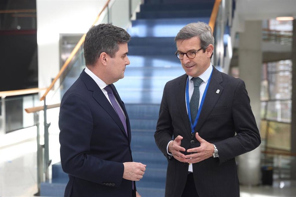 Los consejeros de Industria, Energía y Minas de la Junta de Andalucía, Jorge Paradela, y de Industria, Transición Energética y Sostenibilidad del Gobierno Vasco, Mikel Jauregi, en una reunión de trabajo en el País Vasco.