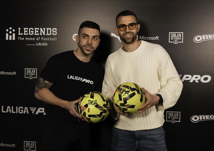 Archivo - El jugador del Getafe Borja Mayoral y el creador de contenido DJMaRiiO en la presentación.