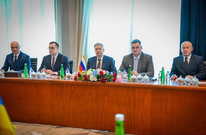 EMIRADOS ÁRABES UNIDOS, ABU DHABI - 4 DE FEVEREIRO DE 2026: O chefe da Direção Principal de Inteligência e vice-chefe do Estado-Maior das Forças Armadas Russas, Igor Kostyukov (C), participa da segunda rodada de negociações de paz realizadas pela Rússia, 