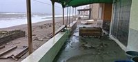 El oleaje alcanza invernaderos y viviendas en Balerma (Almería), donde rompe el pretil del paseo marítimo