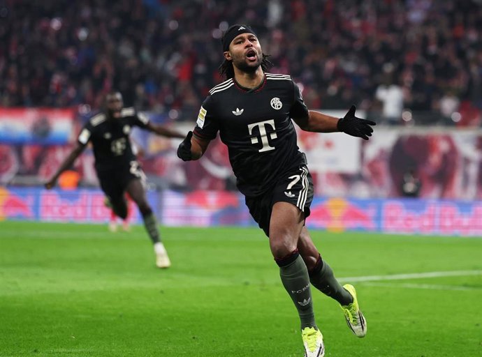 Serge Gnabry, del Bayern de Múnich, celebra el primer gol de su equipo durante el partido de la Bundesliga alemana contra el RB Leipzig en el Red Bull Arena