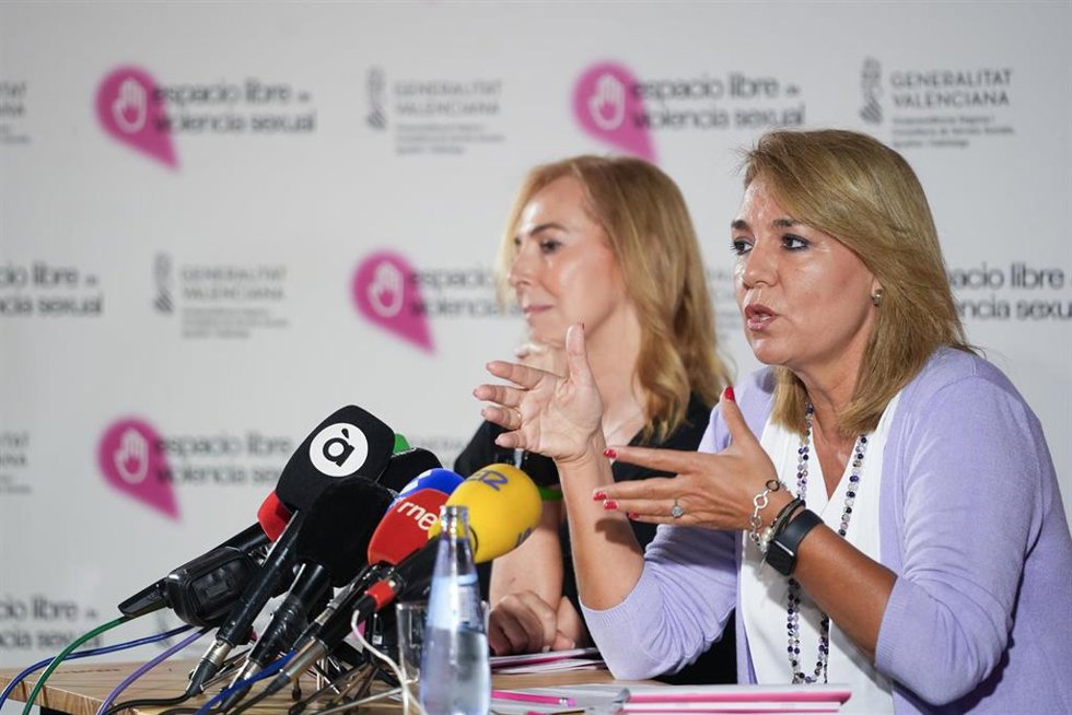 Archivo - La secretaria autonómica de Igualdad y Diversidad, Asunción Quinzá (i), y la vicepresidenta segunda y consellera de Servicios Sociales, Igualdad y Vivienda, Susana Camarero (d), en una imagen de archivo