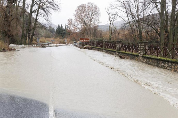 Imagen de carretera cortada al inundarse por el desbordamiento del río Aguas Blancas tras el paso de la borrasca este pasado jueves