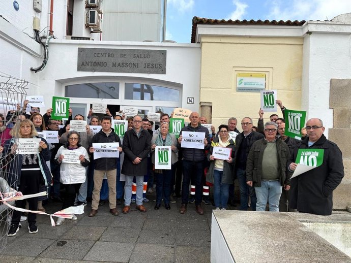 Concentración de la Junta de Personal de Atención Primaria de Huelva en las puertas del centro de salud de Ayamonte tras la agresión del pasado martes.