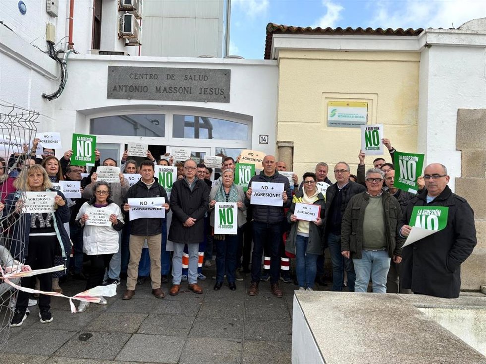Concentración de la Junta de Personal de Atención Primaria de Huelva en las puertas del centro de salud de Ayamonte tras la agresión del pasado martes.