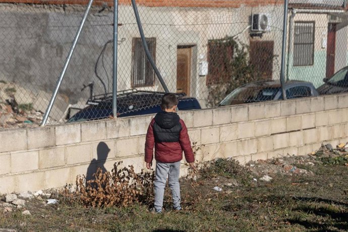 Archivo - Un niño en el sector V de la Cañada Real.