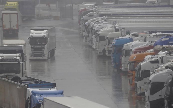 Imagen de camiones parados en los accesos al puerto de Algeciras cerrados tras la cancelación de todas las conexiones marítimas con Ceuta y Tánger debido a las condiciones adversas generadas por la borrasca.