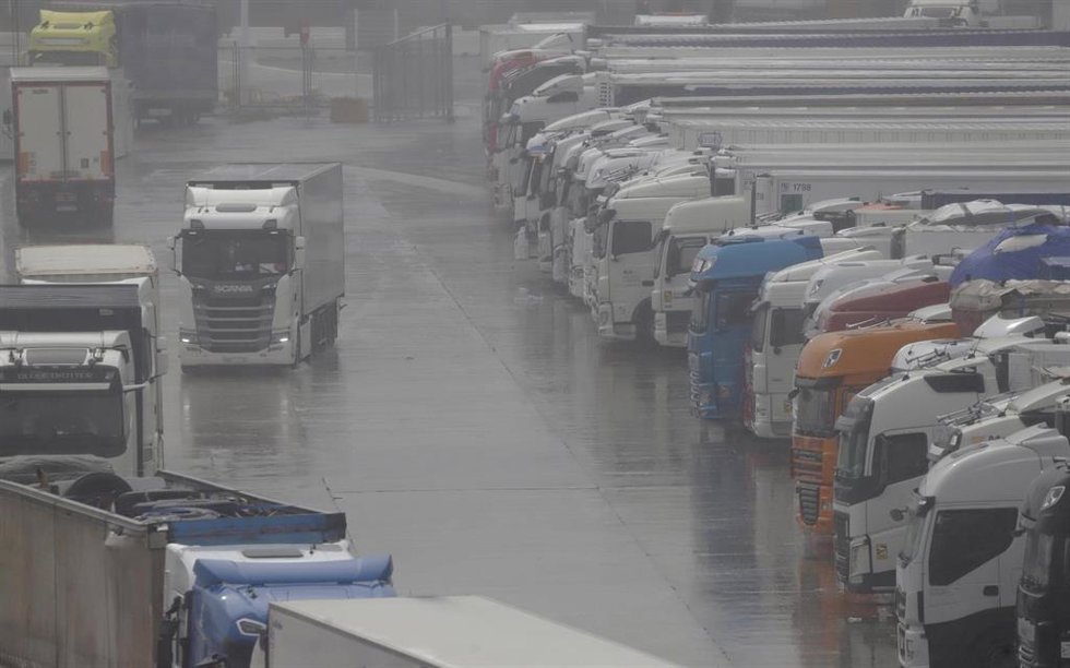 Imagen de camiones parados en los accesos al puerto de Algeciras cerrados tras la cancelación de todas las conexiones marítimas con Ceuta y Tánger debido a las condiciones adversas generadas por la borrasca.