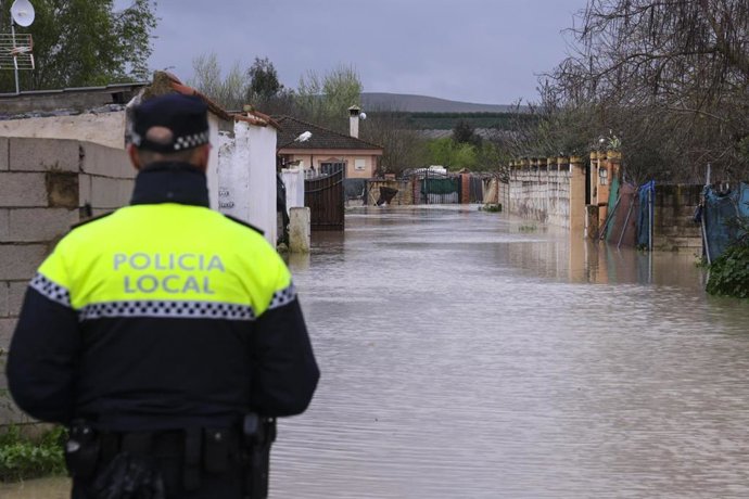 Archivo - Imágenes del desalojo de viviendas en las parcelaciones más propensas a sufrir inundaciones como Ribera Baja de Alcolea, Camino de la Barca Guadalvalle y la Altea, así como en el asentamiento Molino del Ciego en el Arroyo, 18 de marzo de 2025 en