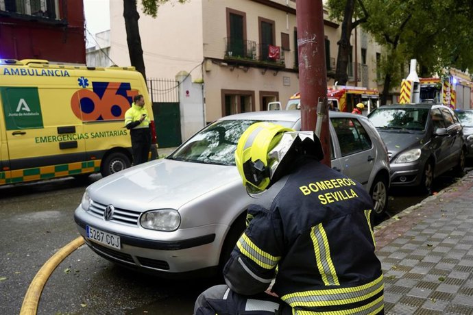 Imágenes de los bomberos en el incendio que se producía este lunes 2 de febrero en un piso de Pagés del Corro. 