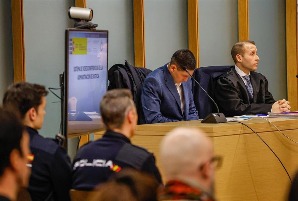El acusado junto a su abogado durante un juicio en la Audiencia de Burgos.