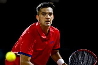 Tenis, Chile vs Luxemburgo. Copa Davis 2025. El jugador de Chile Tomas Barrios regresa la pelota frente a Alex Knaff de Luxemburgo durante el partido de sinles de la Copa Davis valido por el Grupo Mundial, disputado en el Court Central Anita Lizana,