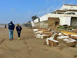 La subdelegada del Gobierno en Huelva, María José Rico, en su visita a la playa de El Portil.