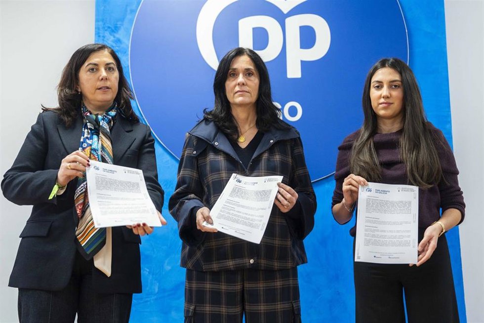 Las populares Elena Candia, Paula Prado y Nicole Grueira en la sede del PP de Lugo