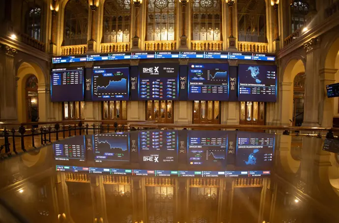 Paneles del Ibex, en el Palacio de la Bolsa de Madrid, en Madrid (España)