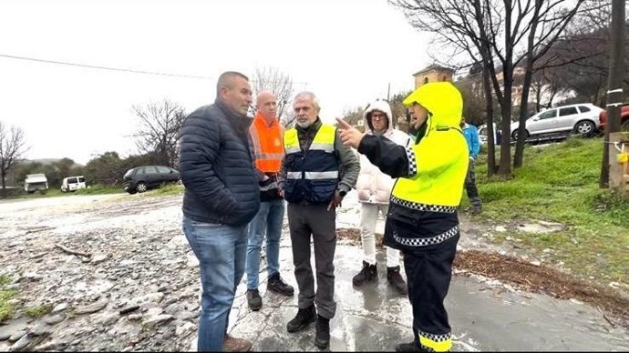 El alcalde de Órgiva, Raúl Orellana, en el centro en la imagen en una visita a una zona afectada por el paso de la borrasca 'Leonardo'