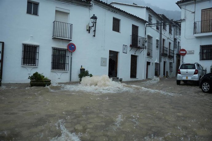 Calle convertida en río en la localidad gaditana de Grazalema tras el paso de la borrasca Leonardo. A 4 de febrero de 2026, en Grazalema, Cádiz (Andalucía, España). 