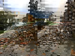 Carretera SG-V-3213 a su paso por Ochando (Segovia), donde se ha cortado la calzada por la caída de escombros sobre la calzada tras el hundimiento de una fachada.