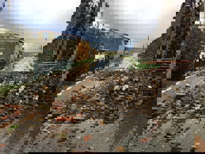 Carretera SG-V-3213 a su paso por Ochando (Segovia), donde se ha cortado la calzada por la caída de escombros sobre la calzada tras el hundimiento de una fachada.