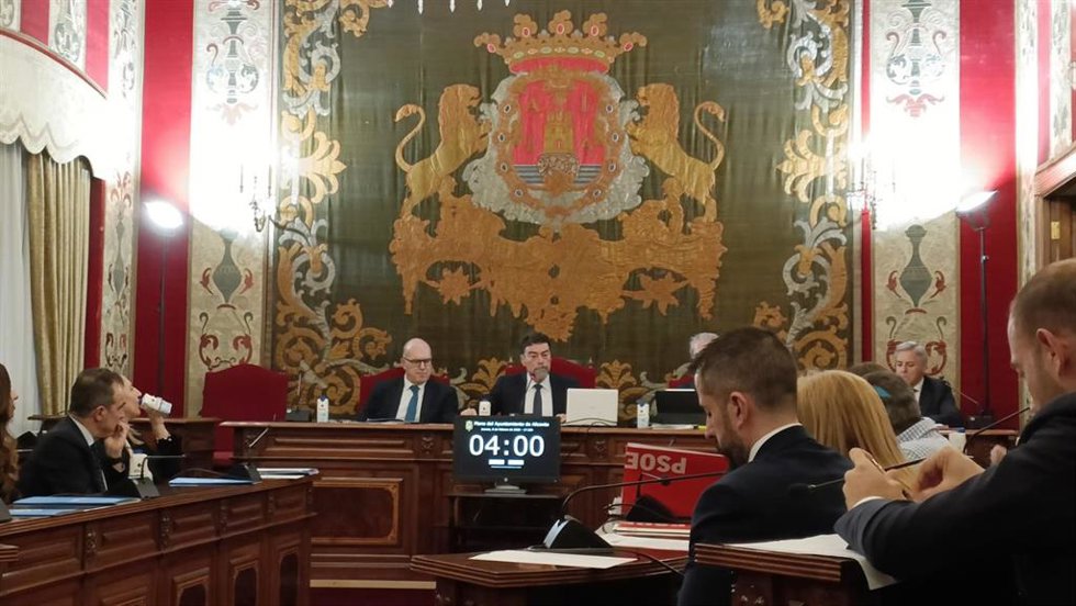 Pleno del Ayuntamiento de Alicante sobre la polémica por las adjudicaciones de VPP en Playa San Juan