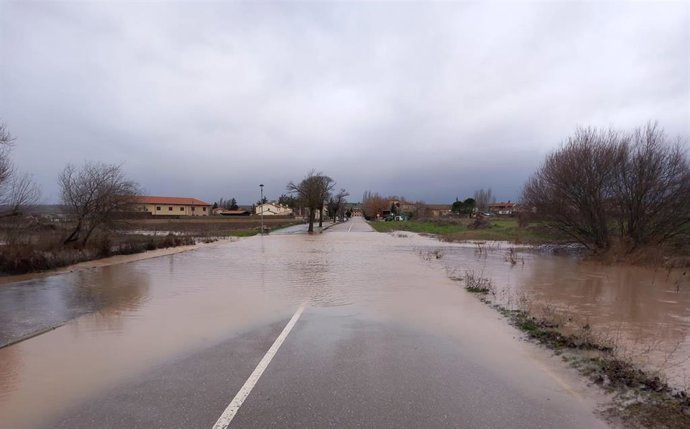 Carretera inundada en Nava de la Asunción (Segovia).