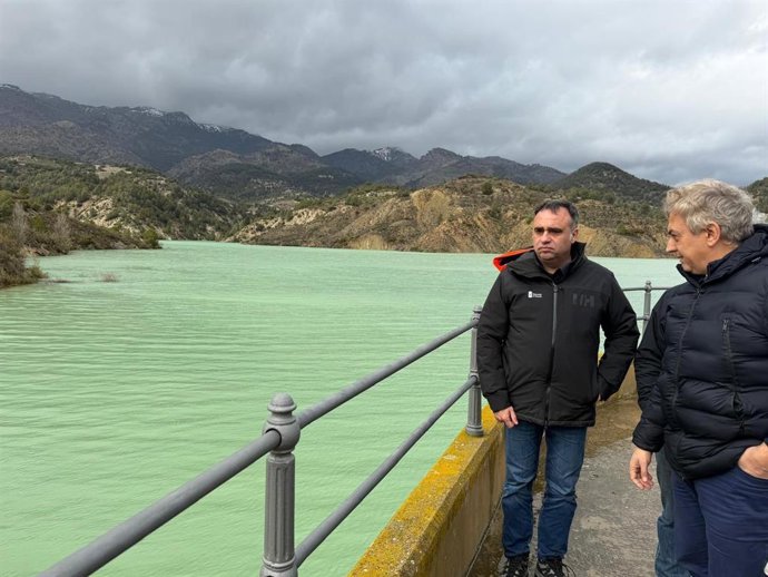 El presidente de la Diputación de Granada, Francis Rodríguez, con el alcalde de Castril, Miguel Pérez, a la derecha en la imagen, en una visita en la tarde de este jueves