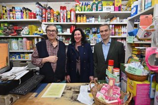 La alcaldesa de Almería, María del Mar Vázquez, y el delegado territorial de Empleo, Empresa y Trabajo Autónomo de la Junta en Almería, Amós García Hueso, junto al comerciante Juan José Ferrer Martínez.