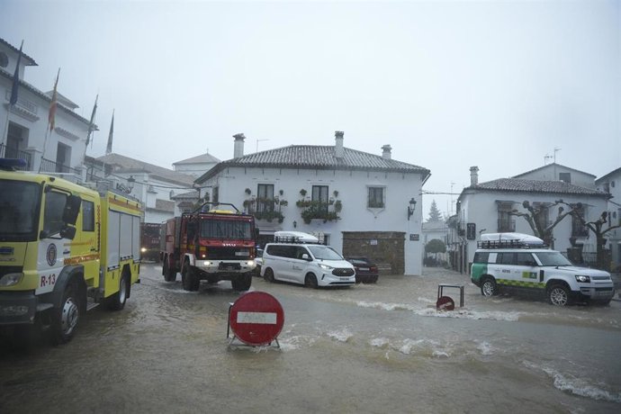 Miembros de la UME trabajan en labores de achique de agua en calles y vivendas de la localidad gaditana de Grazalema.