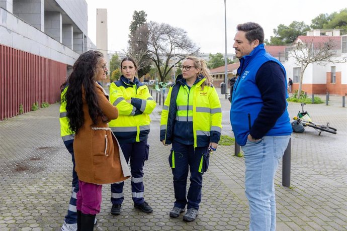 El delegado de Derechos Sociales del Ayuntamiento de Sevilla, José Luis García, supervisa el trabajo de los Umies ante la borrasca Leonardo