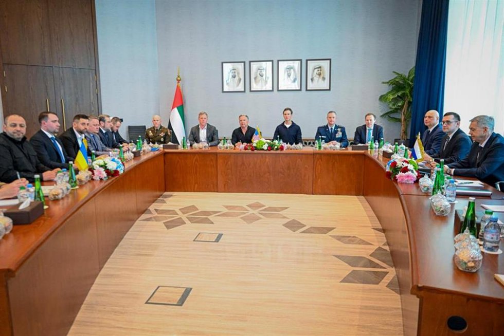 Reunión tripartita celebrada en Abu Dabi entre las delegaciones de Ucrania, Estados Unidos y Rusia.
