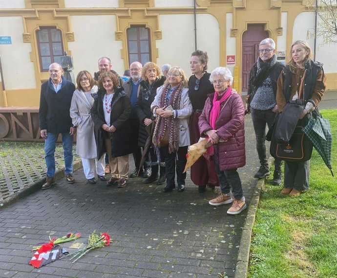 La viceconsejera de Derechos Ciudadanos, Beatriz González Prieto, la directora general de Memoria Democrática, Begoña Collado, y el alcalde de Piloña, Iván Allende, en Infiesto, junto al resto de participantes en el acto de esta mañana.