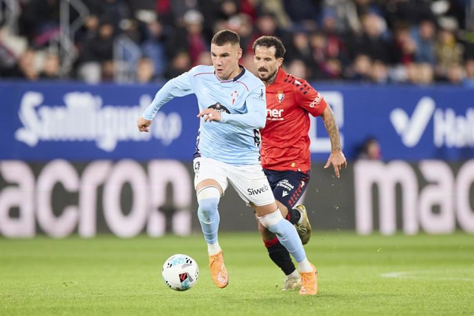 Archivo - El jugador del RC Celta de Vigo Ferran Jutgla disputa un balón con el del CA Osasuna Rubén García durante un partido de LaLiga EA Sports.