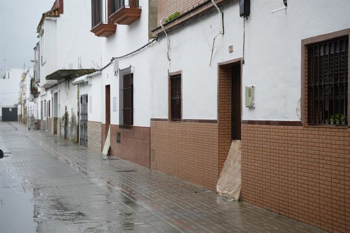 Imagen de protecciones contra la lluvia en casas de la localidad sevillana del Palmar de Troya. 