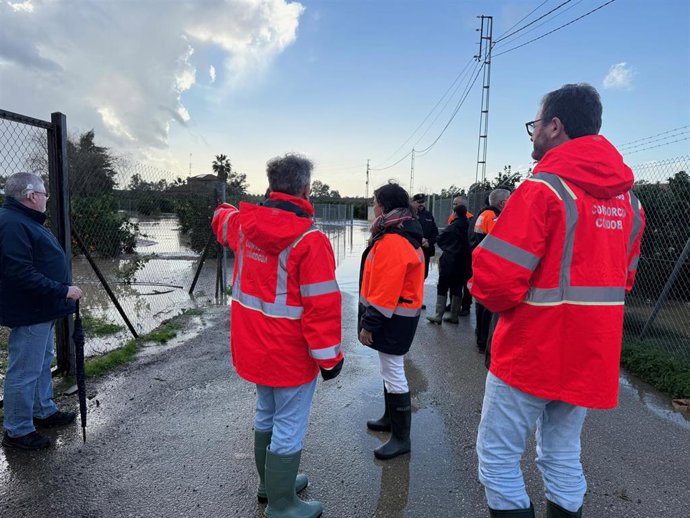 El presidente de la Diputación de Córdoba, Salvador Fuentes, visita zonas de Palma del Río inundadas, acompañado de su alcaldesa, Matilde Esteo, y personal de la institución provincial.