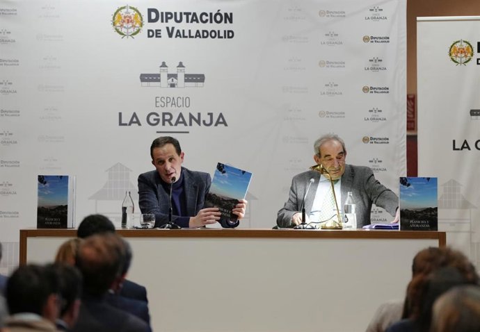 Conrado Íscar (i) y Jesús María Reglero, durante la presentación del libro 'Planicies y Añoranzas'.