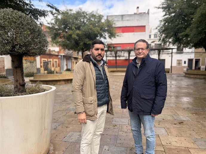 El diputado nacional de Vox por Córdoba, José Ramírez del Río (dcha.), junto al coordinador de Vox en la capital cordobesa, Miguel Castellano, en Santa Rosa-Valdeolleros.
