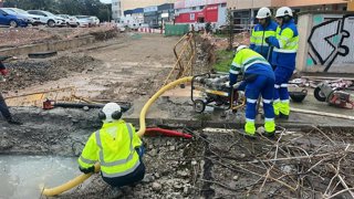 Técnicos de Aqualia trabajan en la reparación de una avería en la zona del soterramiento de Almería.
