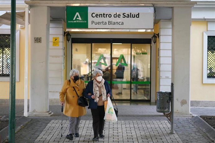 Archivo - Varias personas utilizan la mascarilla en un centro de salud. A 10 de enero de 2024, en Málaga (Andalucía, España).