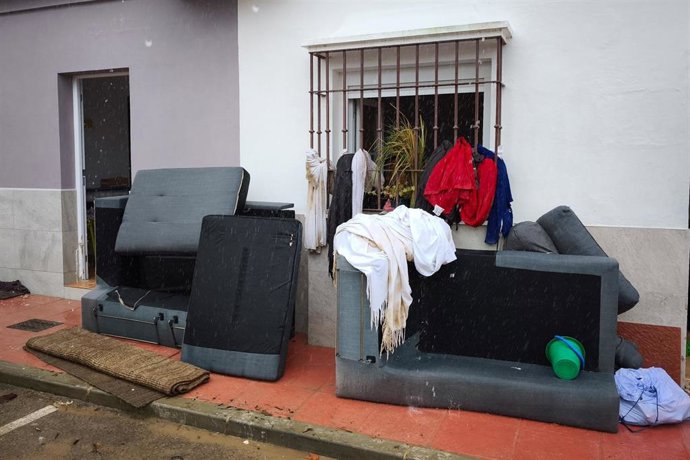 Viviendas anegadas de agua en la localidad gaditana de San Martín del Tesorillo, tras el paso de la borrasca Leonardo.