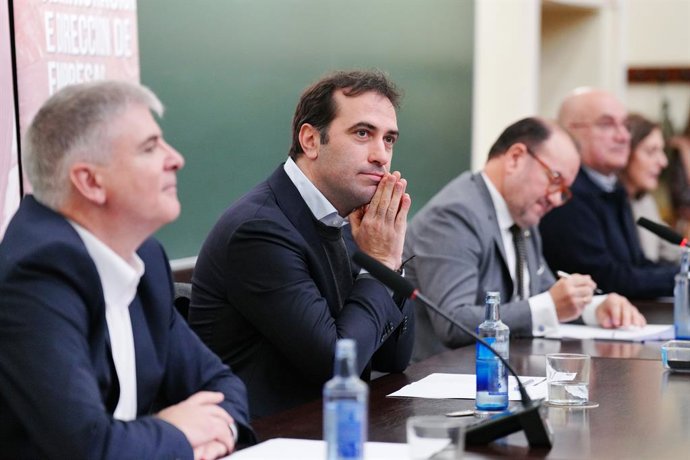 El ministro de Economía, Comercio y Empresa, Carlos Cuerpo (c), ofrece una conferencia dirigida a la comunidad universitaria, en la Facultad de Ciencias Económicas y Empresariales de la Universidad de Santiago de Compostela, a 4 de febrero de 2026, en San