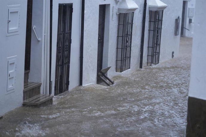 Calle convertida en río en la localidad gaditana de Grazalema tras el paso de la borrasca Leonardo.