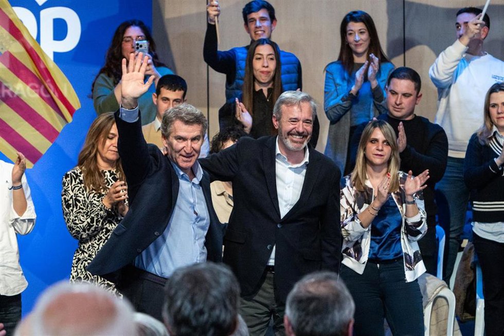 El presidente del PP, Alberto Núñez Feijóo (i) y el presidente del Gobierno de Aragón y candidato a la reelección, Jorge Azcón (d), en la clausura de un mitin en el Centro Sociocultural de San Julián, a 3 de febrero de 2026, en Teruel, Aragón (España).