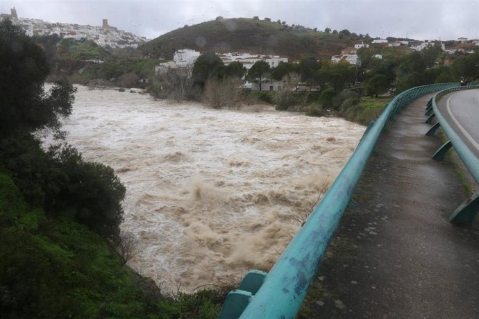 Zonas inundadas por las intensas lluvias de las últimas jornadas próximas en la localidad gaditana de Arcos de la Frontera A 5 de febrero de 2026 en Cádiz (Andalucía, España). 