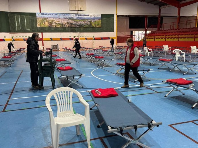Ultiman la organización del pabellón deportivo de El Fuerte y el Centro de Mayores para acoger en Ronda a los vecinos de Grazalema desalojados por el temporal.
