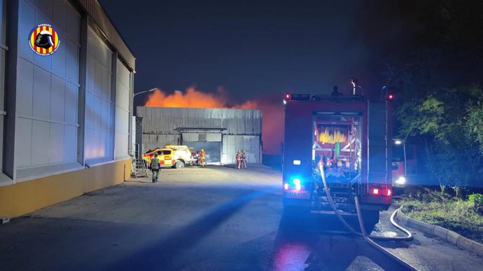 Imagen del incendio en una granja en Llombai