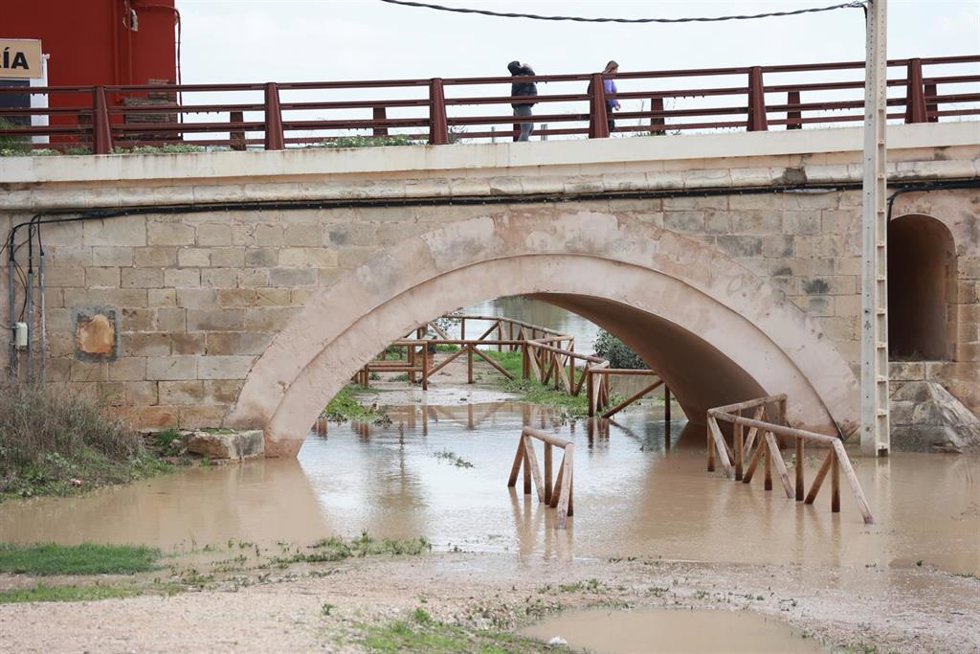 Archivo - Crecida del río Guadalete a su paso por el puente de la Cartuja. 