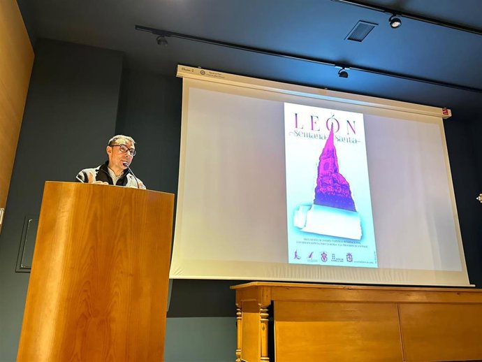 Carlos García Rioja, pregonero de la Semana Santa de León 2026, en el acto de entrega del nombramiento, en el Museo Diocesano y de la Semana Santa de León.