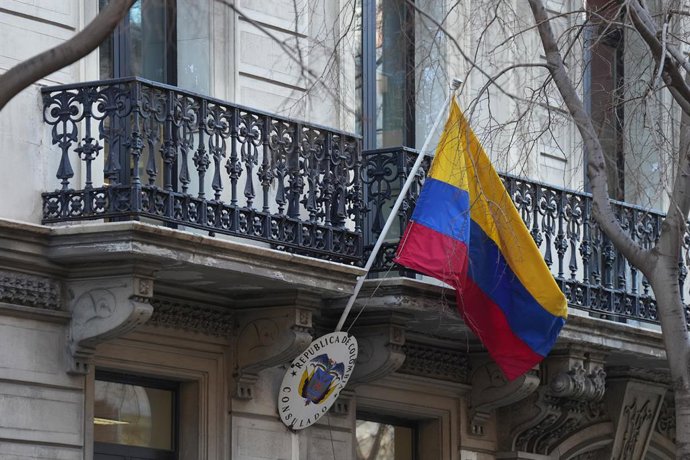 Bandera de Colombia, en el Consulado de Colombia en Barcelona, a 30 de enero de 2026, en Barcelona, Catalunya (España). De momento no hay noticias de colas masivas específicas ante el Consulado de Colombia en Barcelona por la regularización de migrantes, 