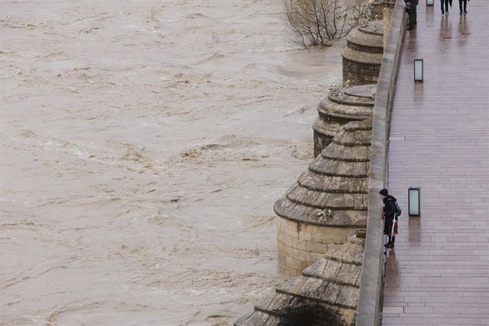 Subida del caudal del río Guadalquivir a su paso por Córdoba. 